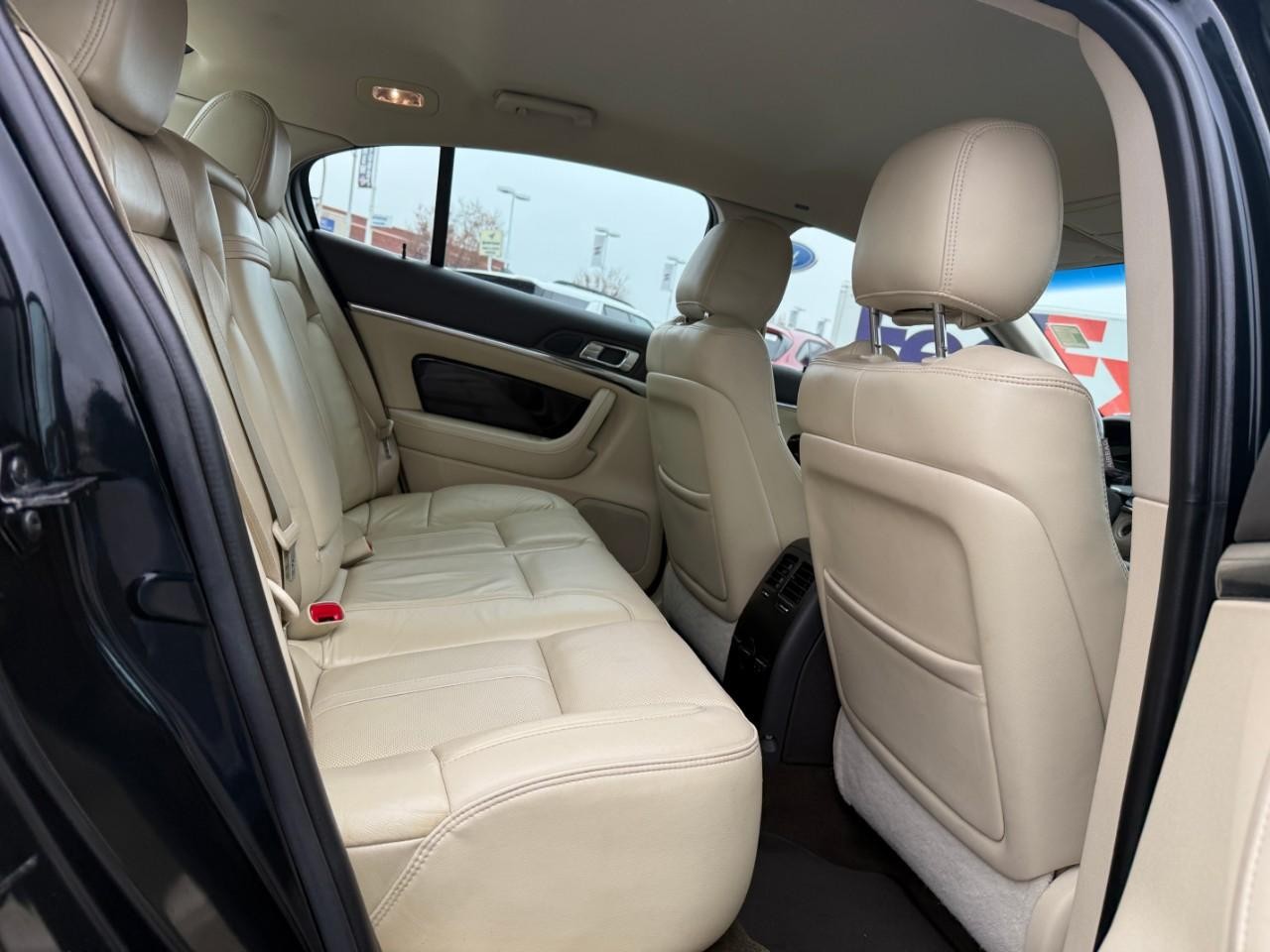 Lincoln MKS Vehicle Full-screen Gallery Image 05