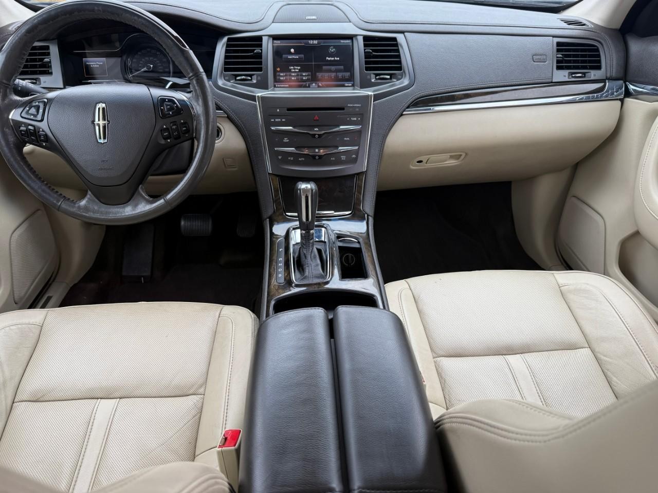 Lincoln MKS Vehicle Full-screen Gallery Image 06