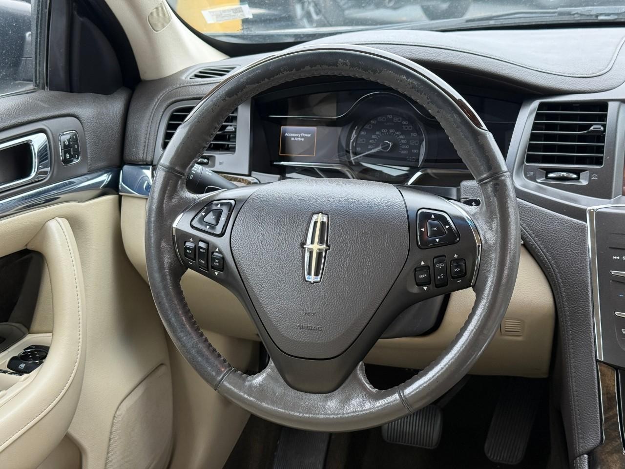 Lincoln MKS Vehicle Full-screen Gallery Image 07