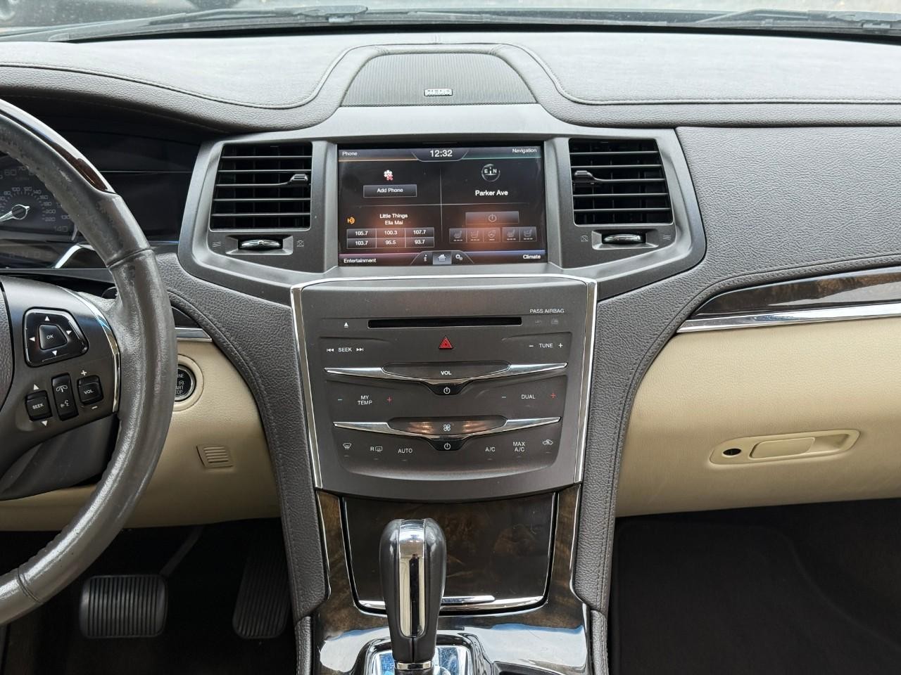 Lincoln MKS Vehicle Full-screen Gallery Image 08