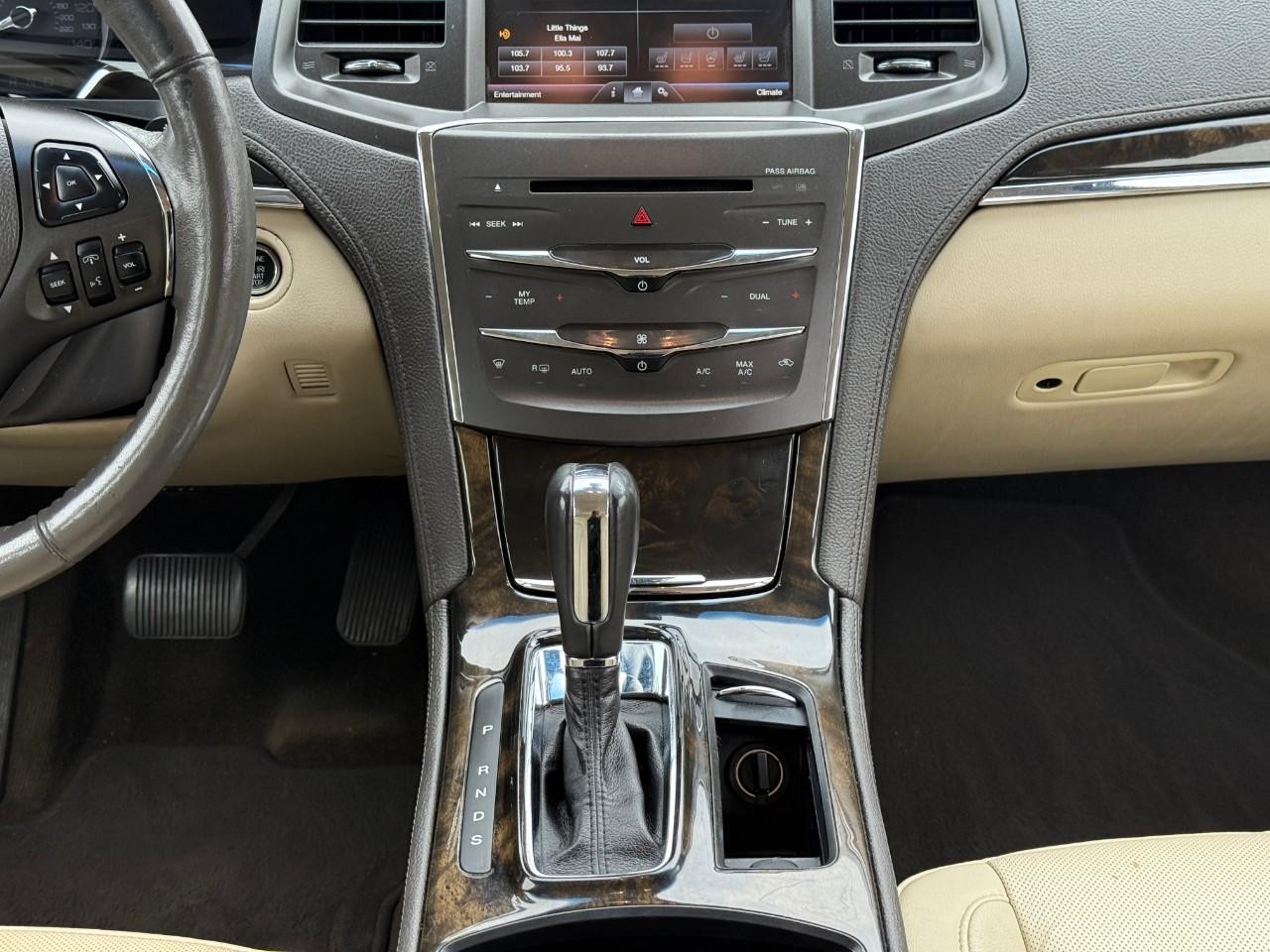 Lincoln MKS Vehicle Full-screen Gallery Image 09