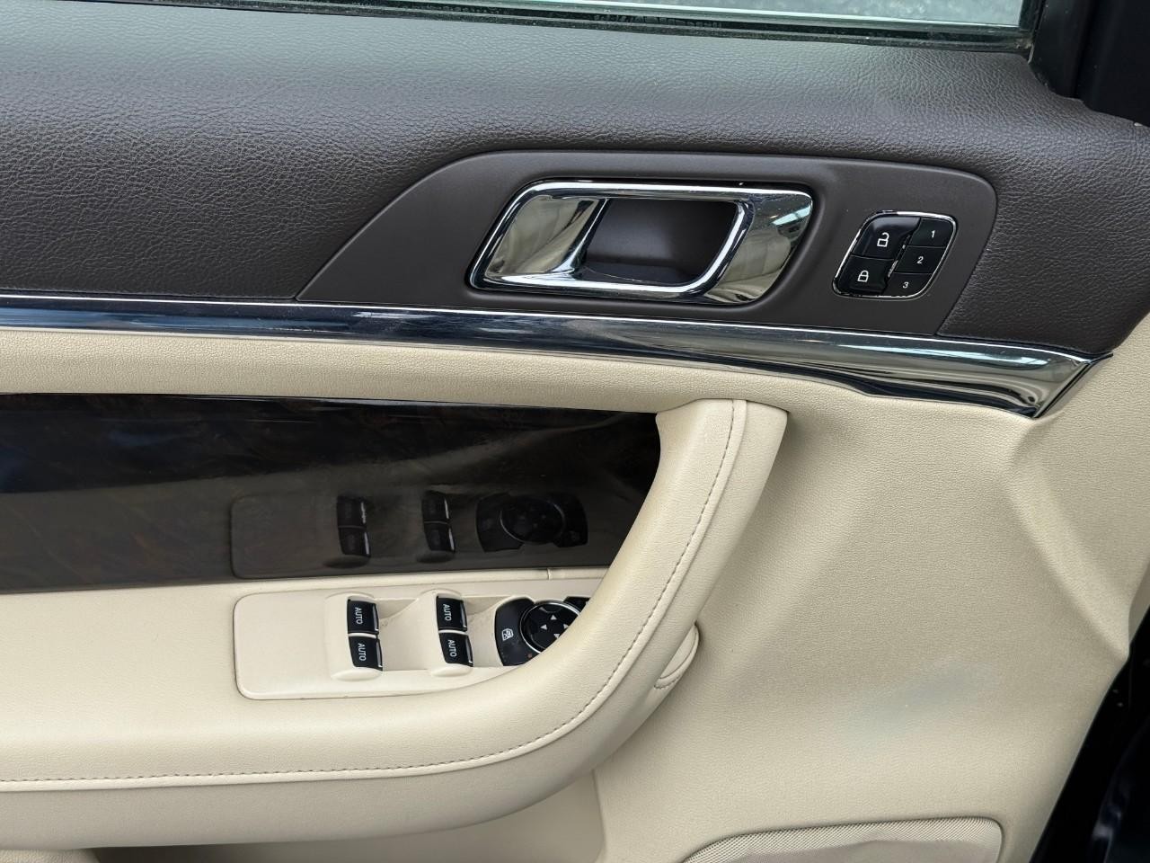 Lincoln MKS Vehicle Full-screen Gallery Image 10