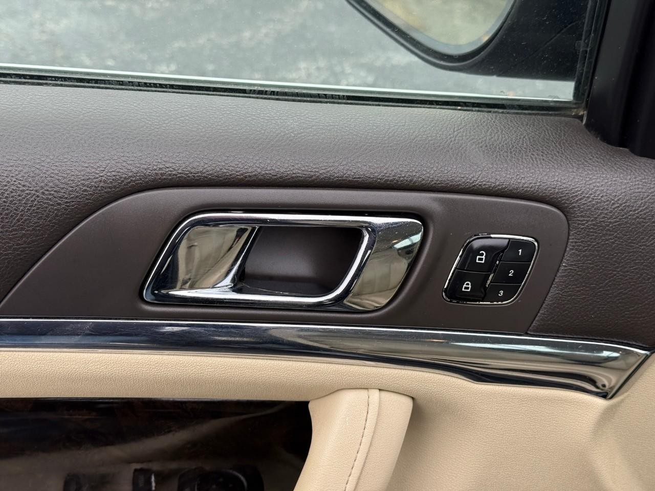 Lincoln MKS Vehicle Full-screen Gallery Image 11