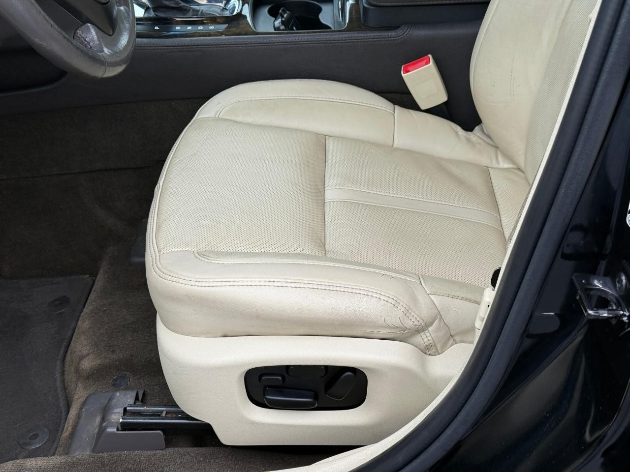 Lincoln MKS Vehicle Full-screen Gallery Image 12