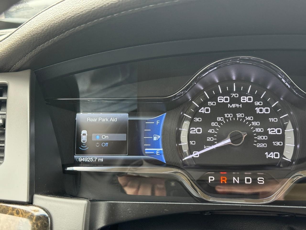 Lincoln MKS Vehicle Full-screen Gallery Image 13