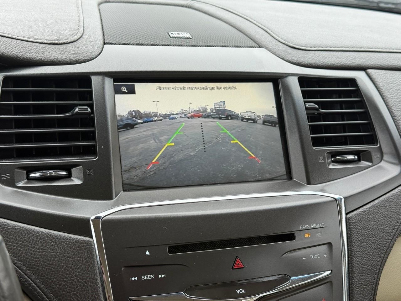 Lincoln MKS Vehicle Full-screen Gallery Image 14