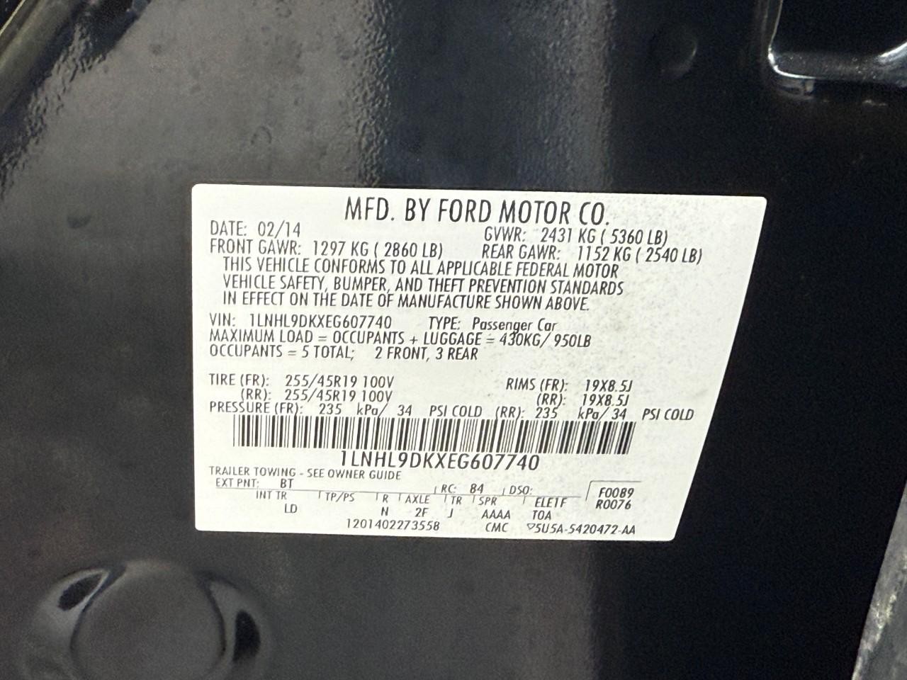 Lincoln MKS Vehicle Full-screen Gallery Image 15