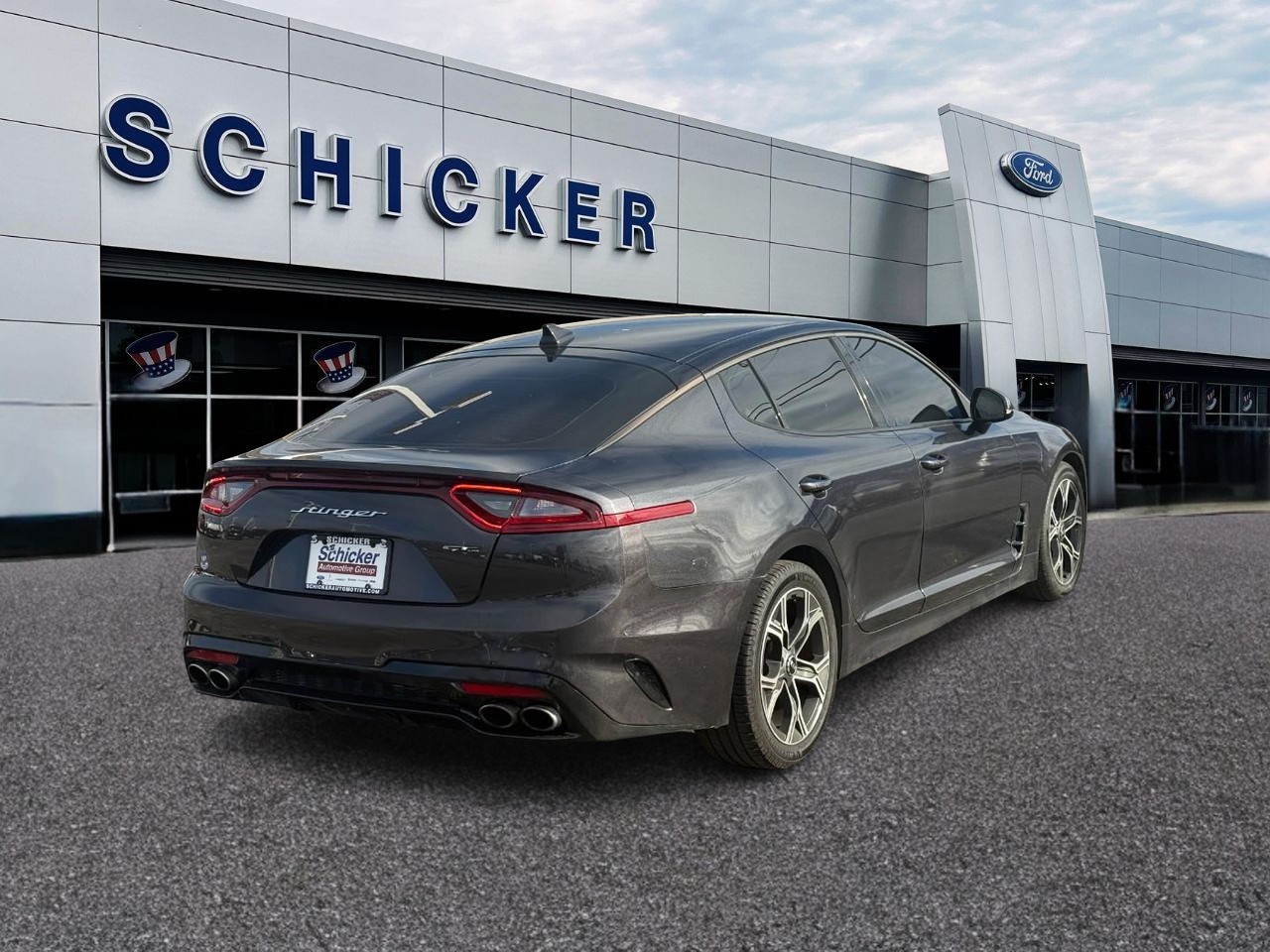 Kia Stinger Vehicle Full-screen Gallery Image 02