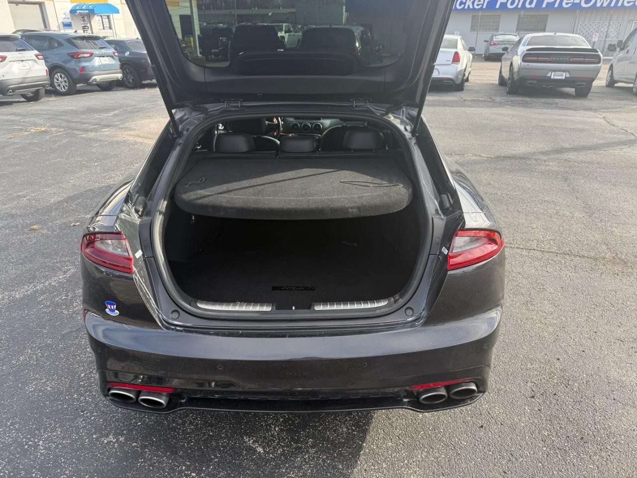 Kia Stinger Vehicle Full-screen Gallery Image 07