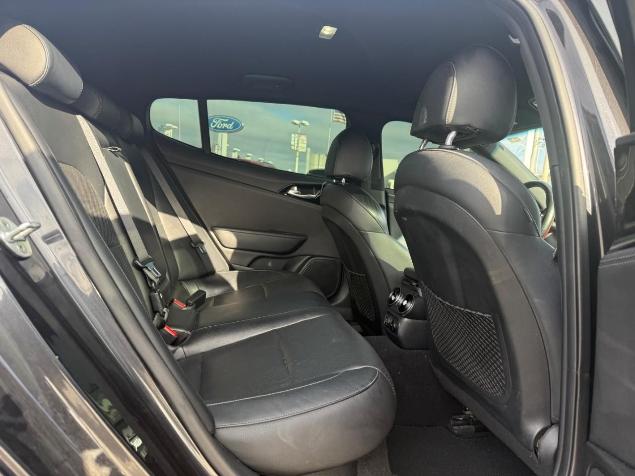 Kia Stinger Vehicle Full-screen Gallery Image 10