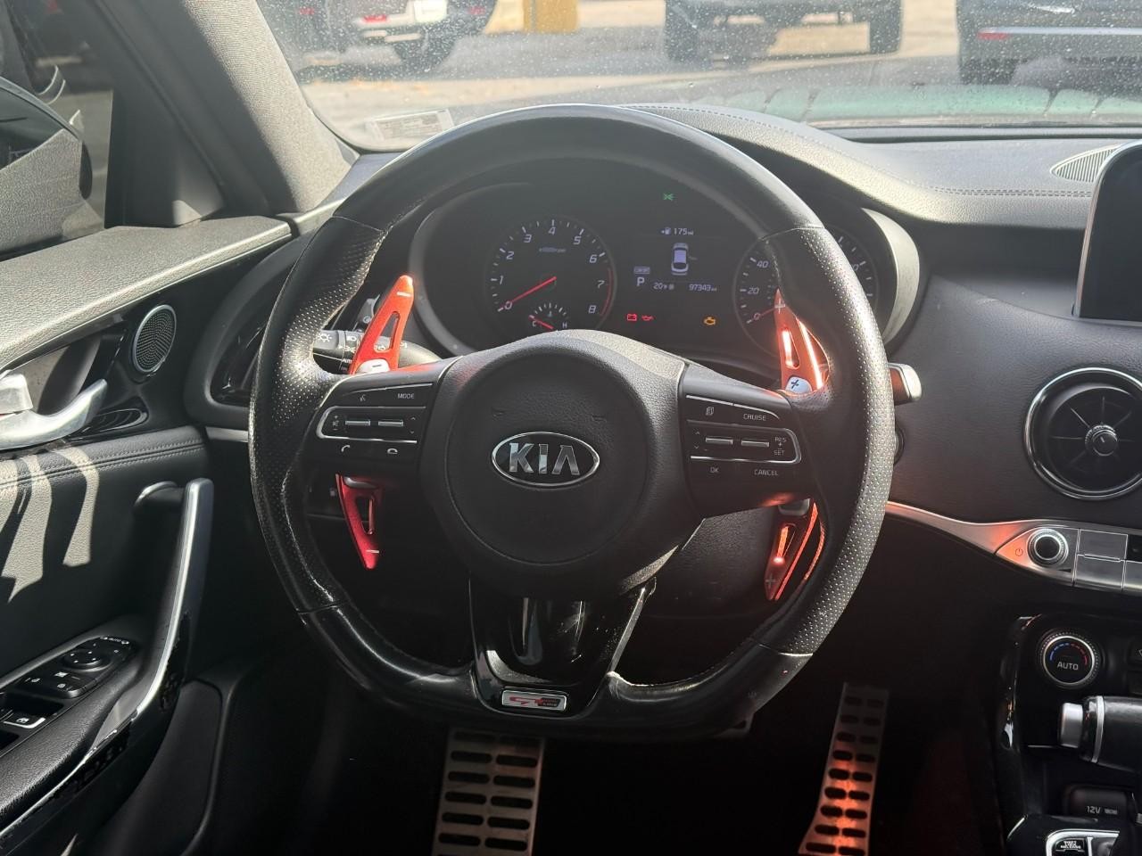 Kia Stinger Vehicle Full-screen Gallery Image 12