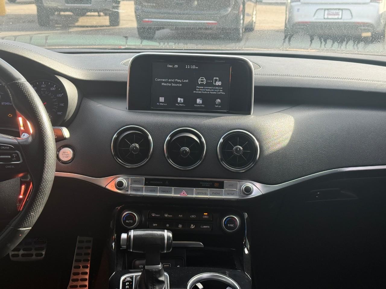 Kia Stinger Vehicle Full-screen Gallery Image 13