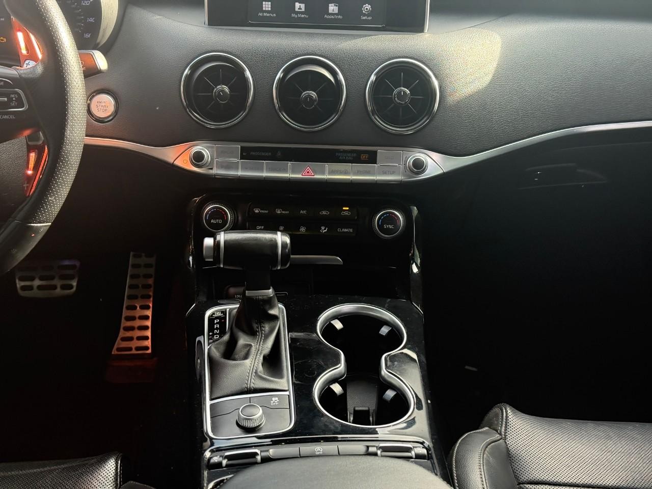 Kia Stinger Vehicle Full-screen Gallery Image 14