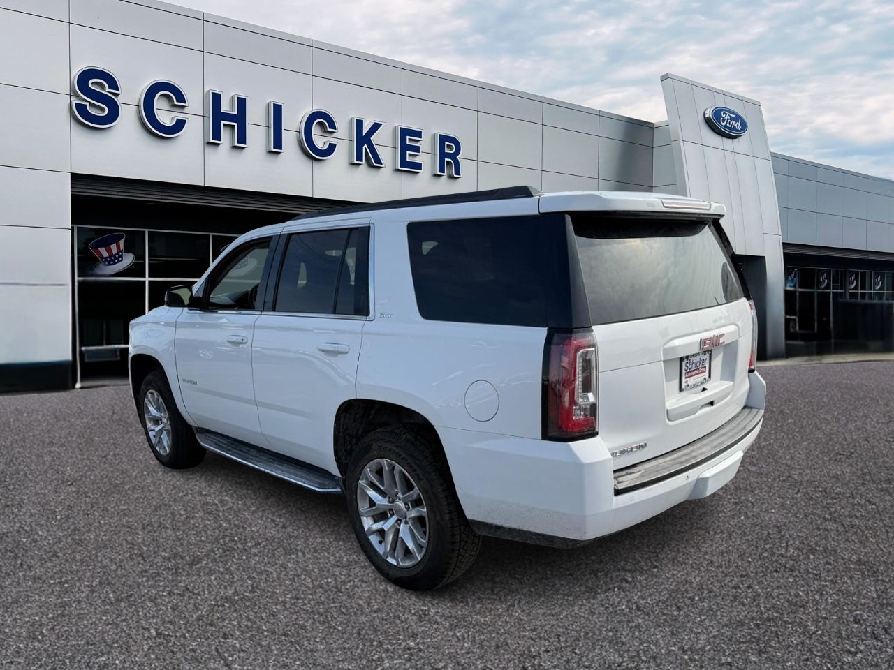 GMC Yukon Vehicle Full-screen Gallery Image 04