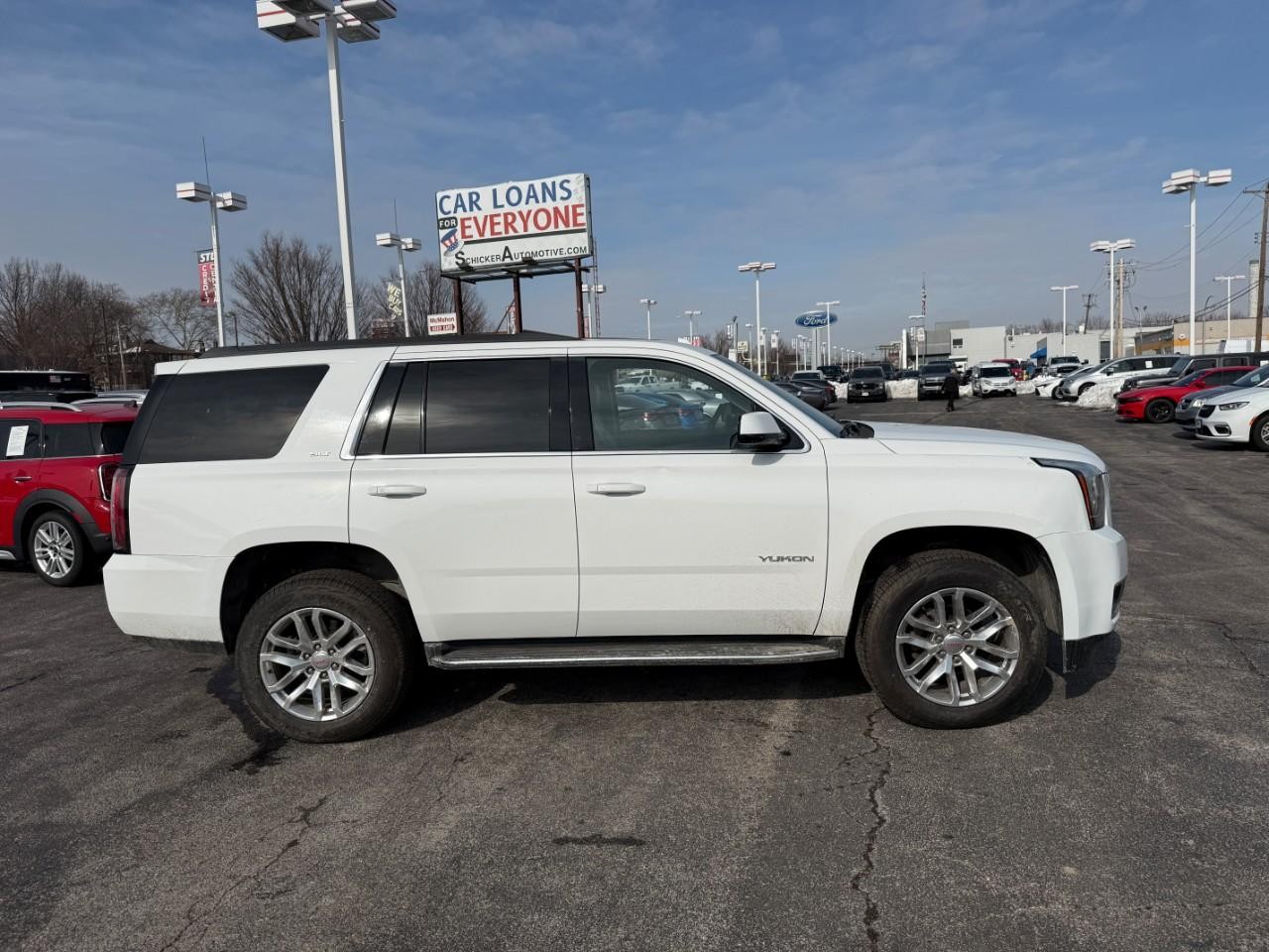 GMC Yukon Vehicle Full-screen Gallery Image 05