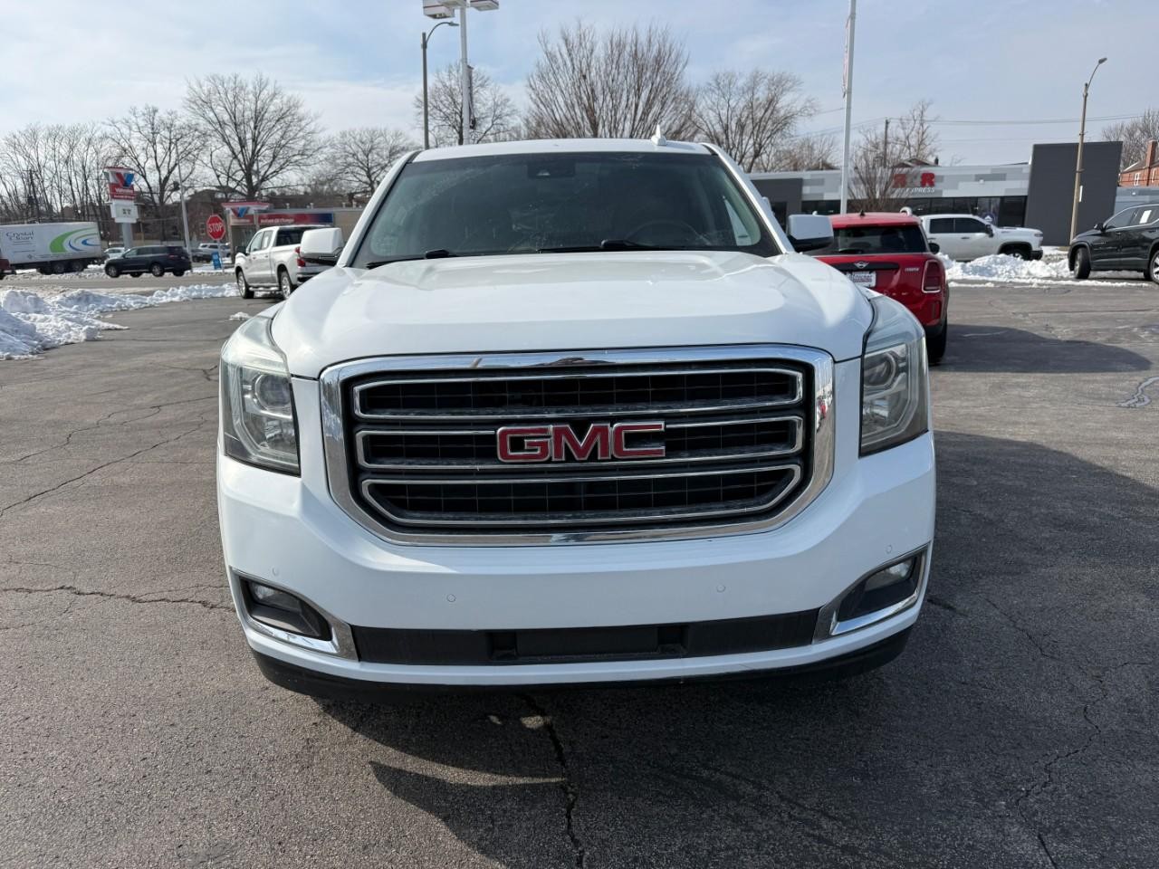 GMC Yukon Vehicle Full-screen Gallery Image 06