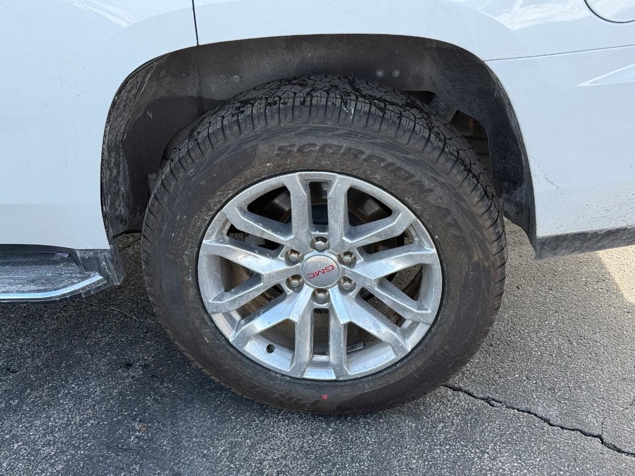 GMC Yukon Vehicle Full-screen Gallery Image 09