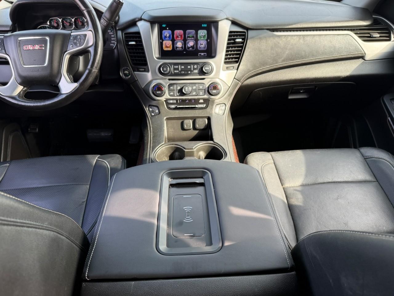 GMC Yukon Vehicle Full-screen Gallery Image 11