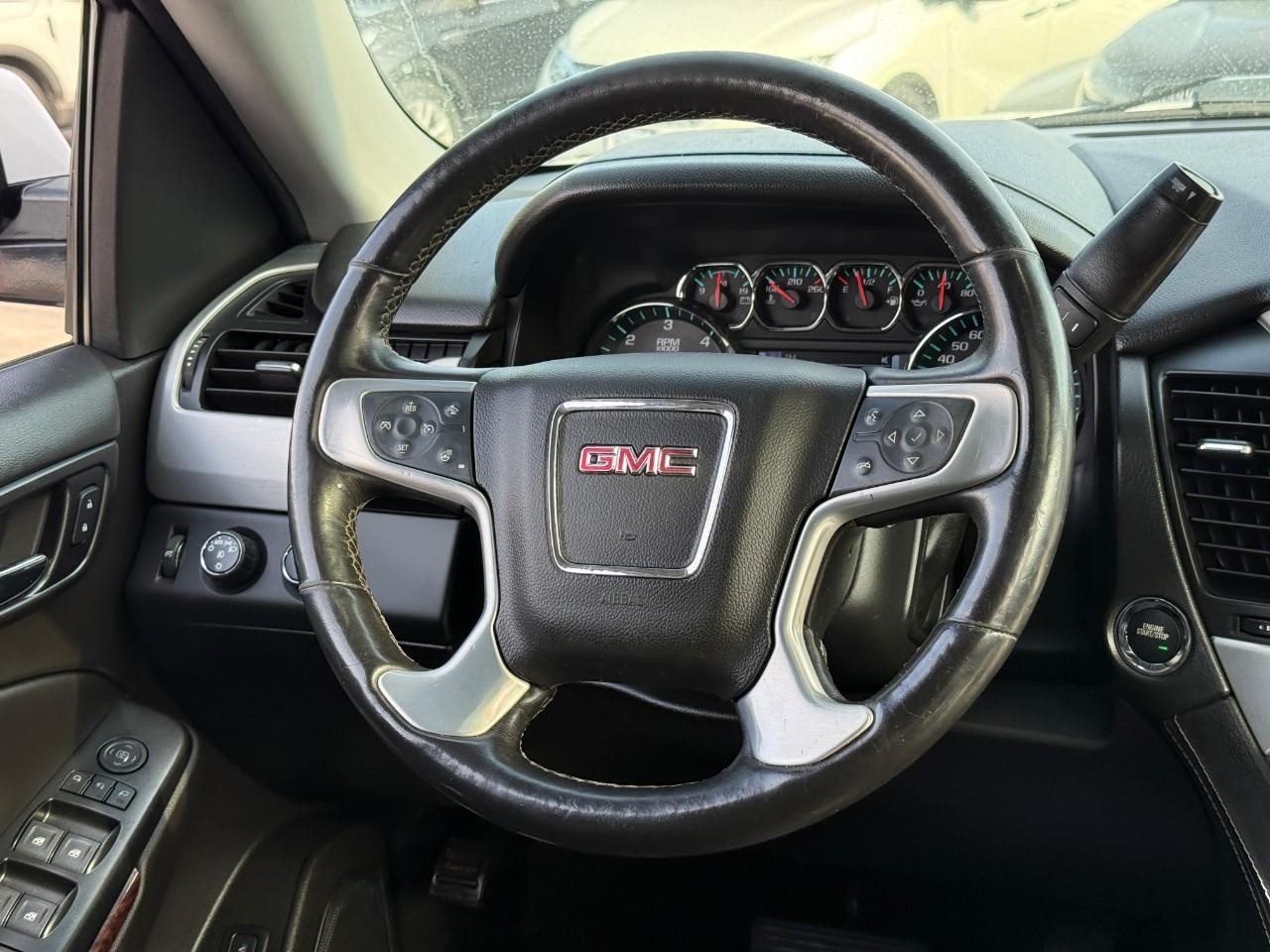 GMC Yukon Vehicle Full-screen Gallery Image 12