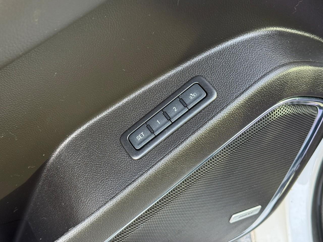 GMC Yukon Vehicle Full-screen Gallery Image 16