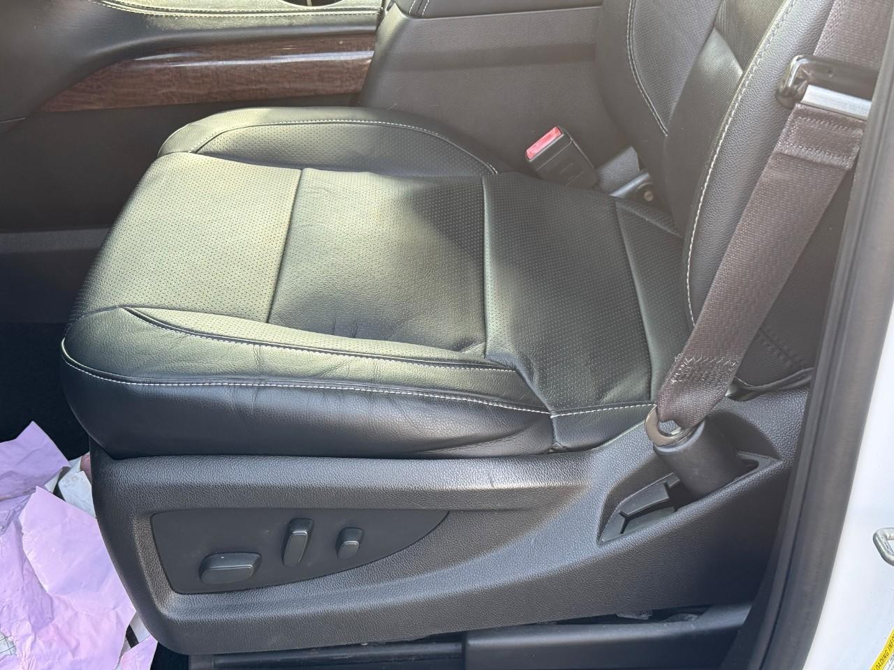 GMC Yukon Vehicle Full-screen Gallery Image 17