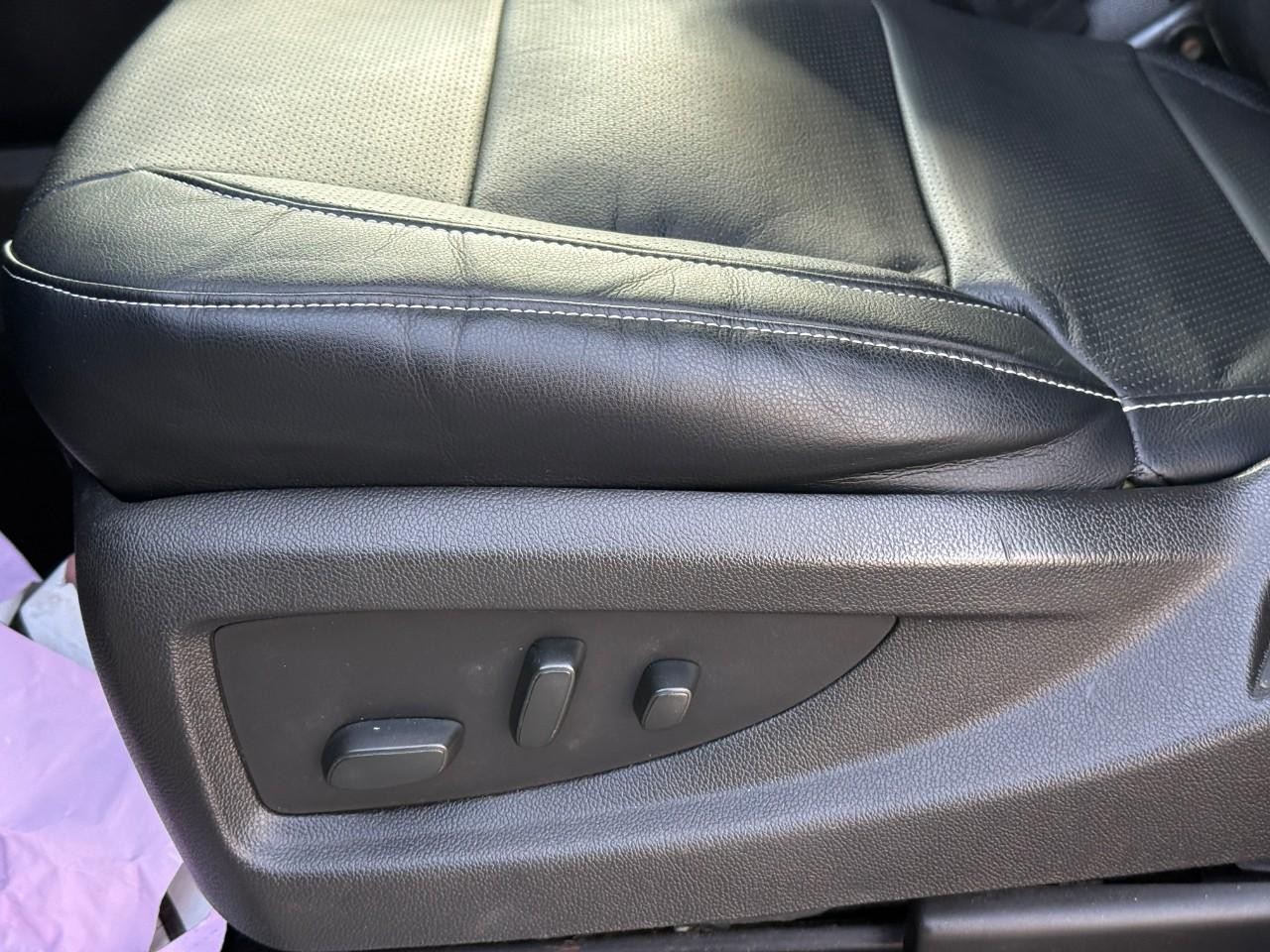 GMC Yukon Vehicle Full-screen Gallery Image 18