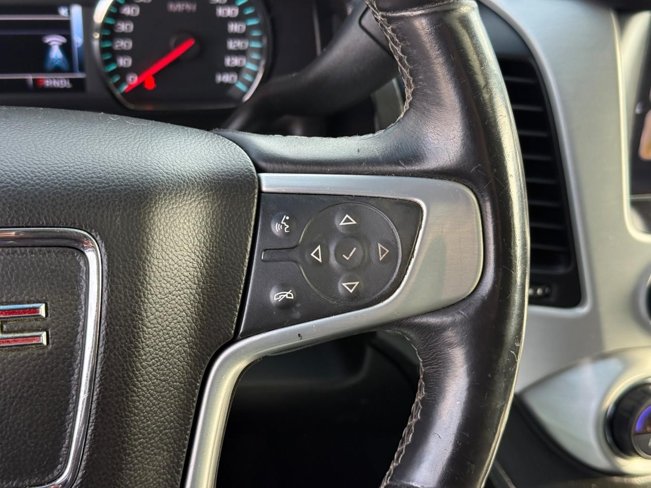 GMC Yukon Vehicle Full-screen Gallery Image 20