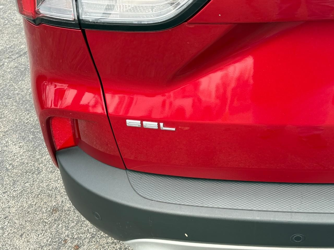 Ford Escape Vehicle Full-screen Gallery Image 10