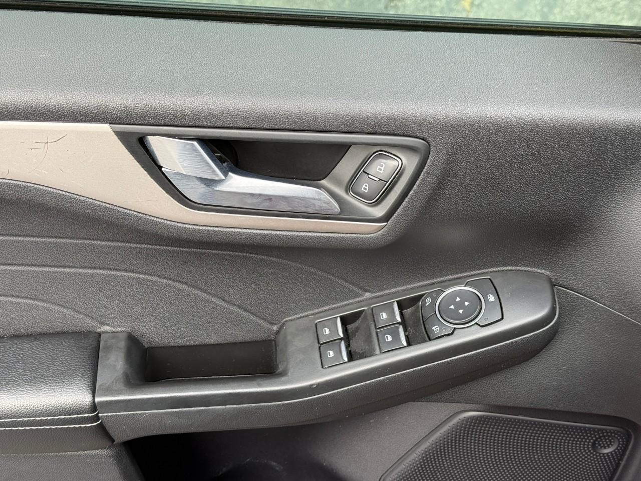 Ford Escape Vehicle Full-screen Gallery Image 17