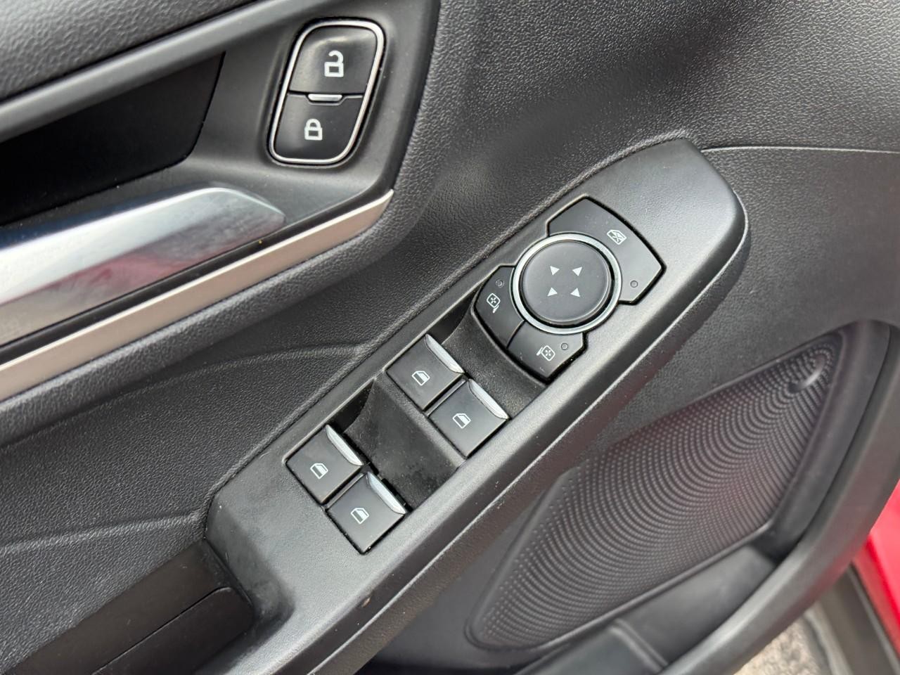 Ford Escape Vehicle Full-screen Gallery Image 18