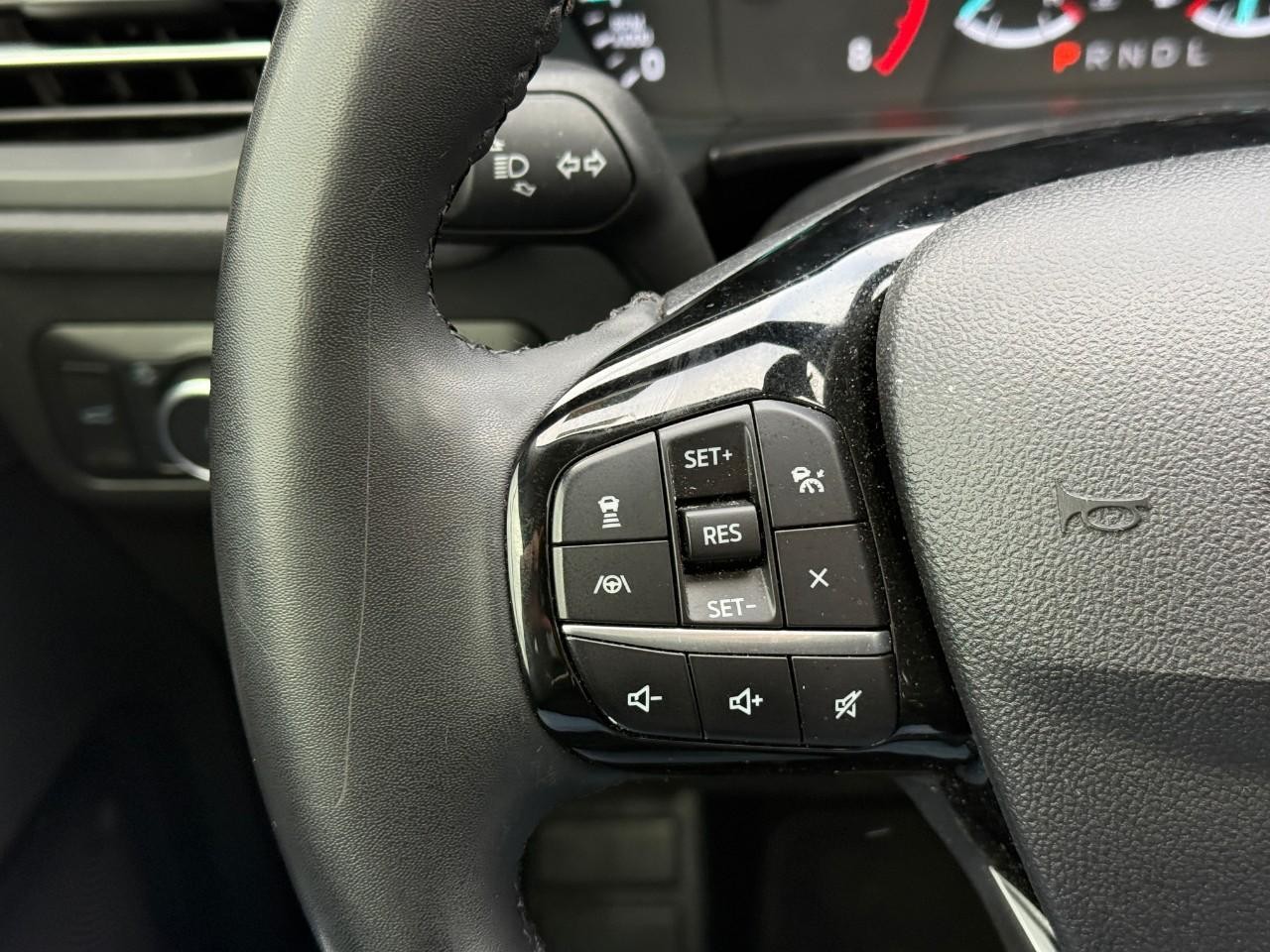 Ford Escape Vehicle Full-screen Gallery Image 21