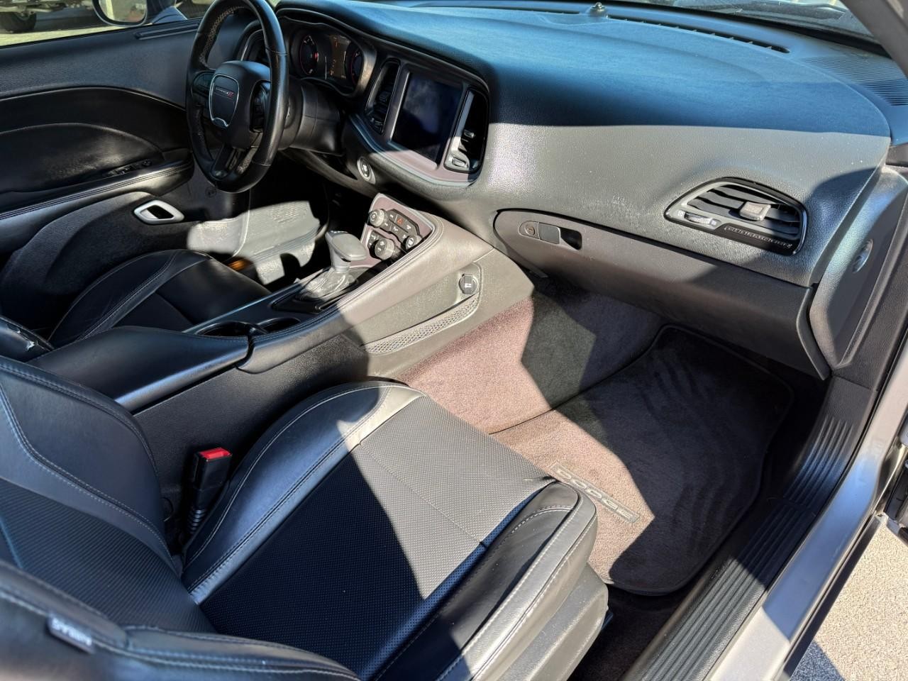 Dodge Challenger Vehicle Full-screen Gallery Image 11