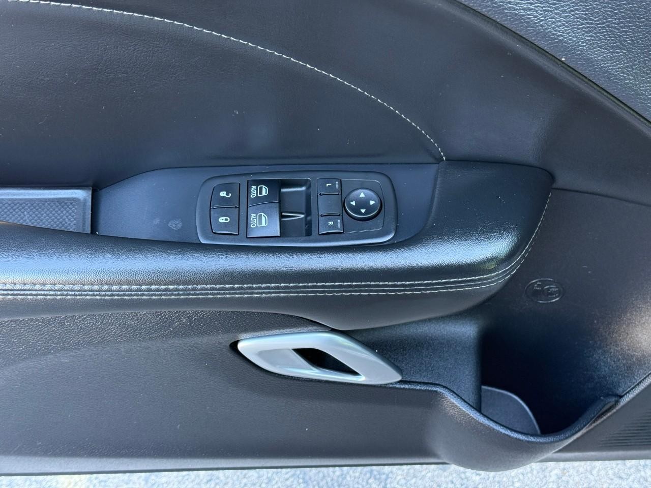 Dodge Challenger Vehicle Full-screen Gallery Image 12