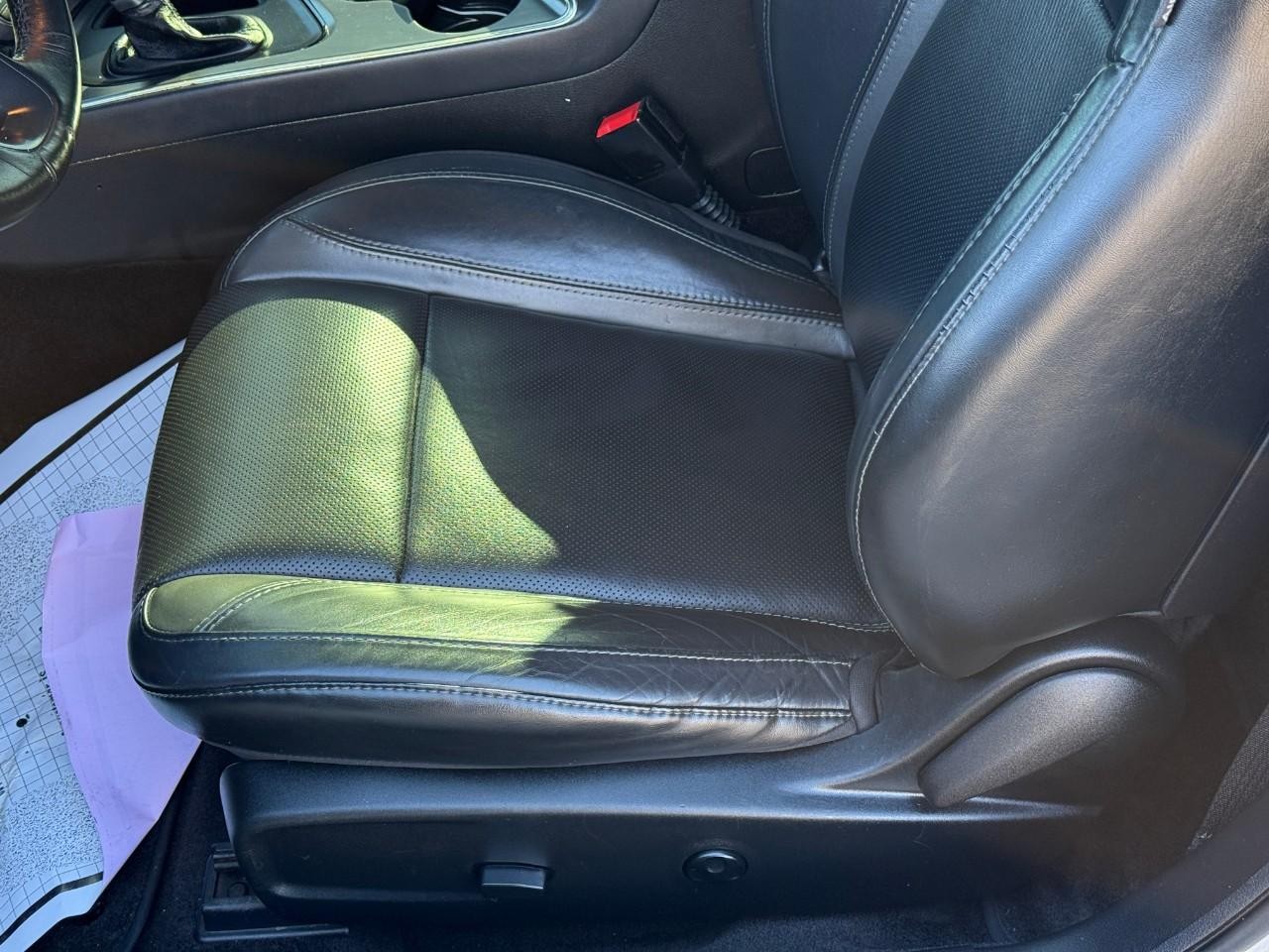 Dodge Challenger Vehicle Full-screen Gallery Image 13