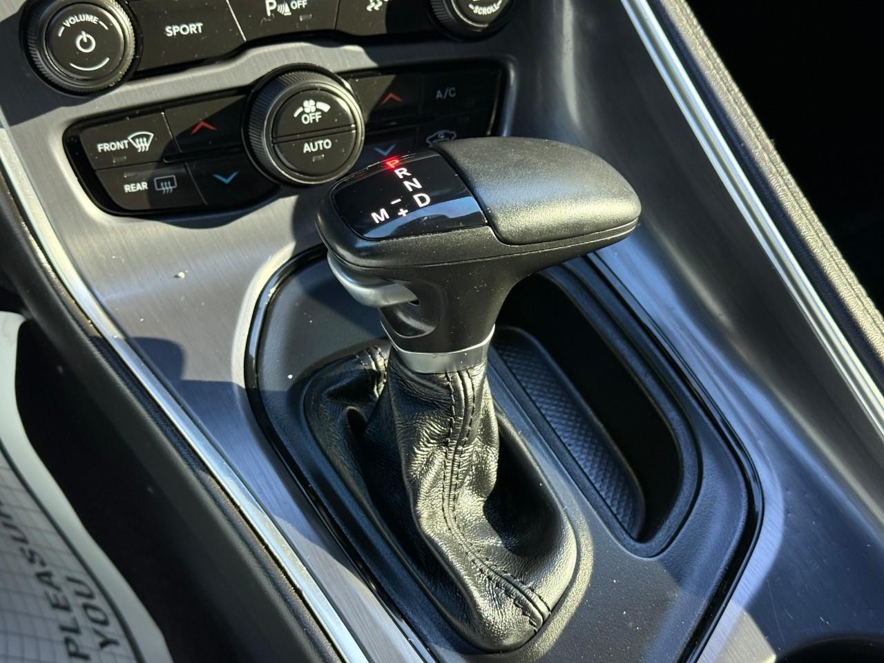 Dodge Challenger Vehicle Full-screen Gallery Image 15