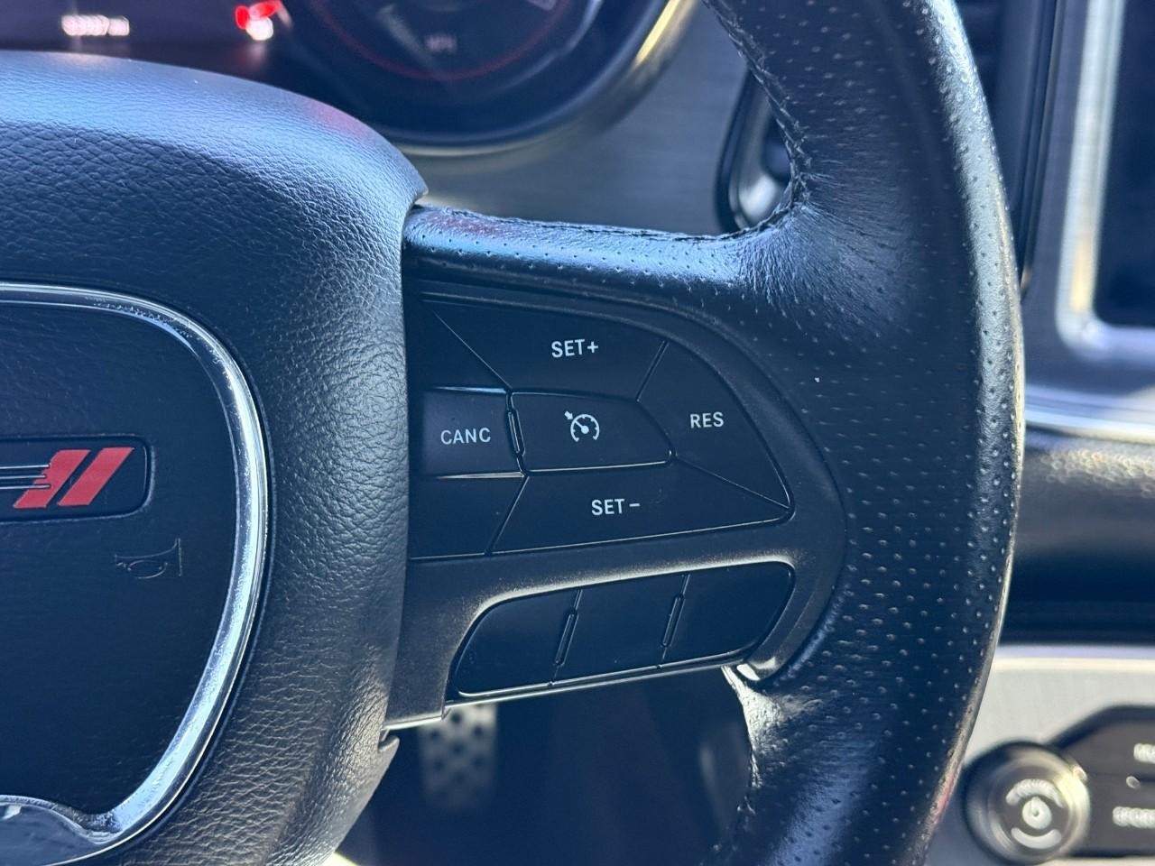 Dodge Challenger Vehicle Full-screen Gallery Image 16