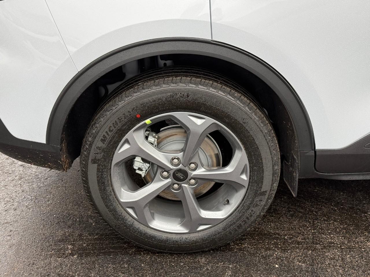 Ford Escape Vehicle Full-screen Gallery Image 05