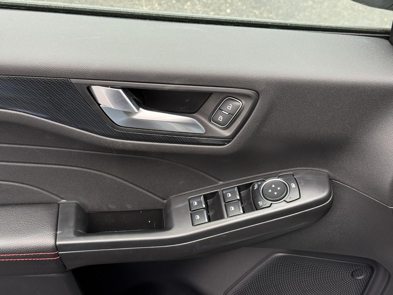 Ford Escape Vehicle Full-screen Gallery Image 11