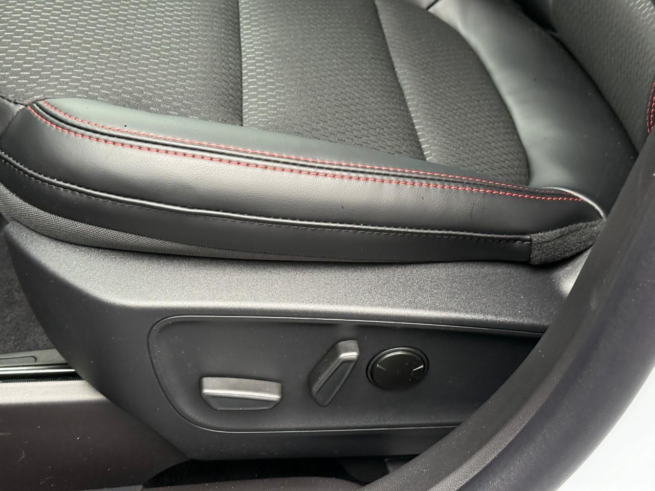 Ford Escape Vehicle Full-screen Gallery Image 13