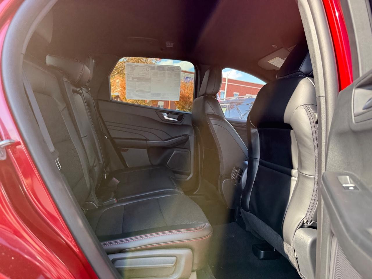 Ford Escape Vehicle Full-screen Gallery Image 06