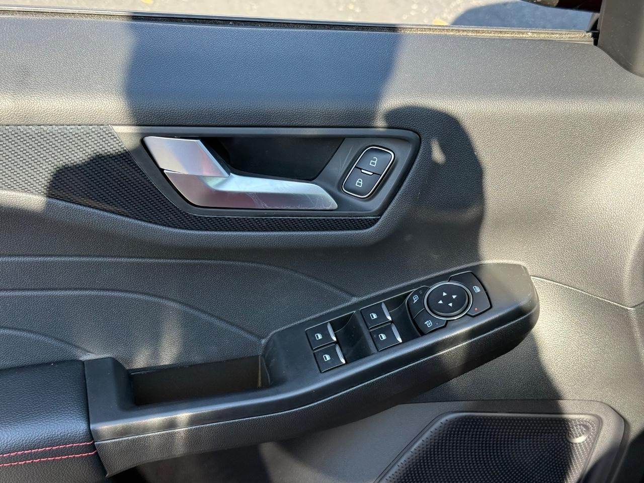 Ford Escape Vehicle Full-screen Gallery Image 12