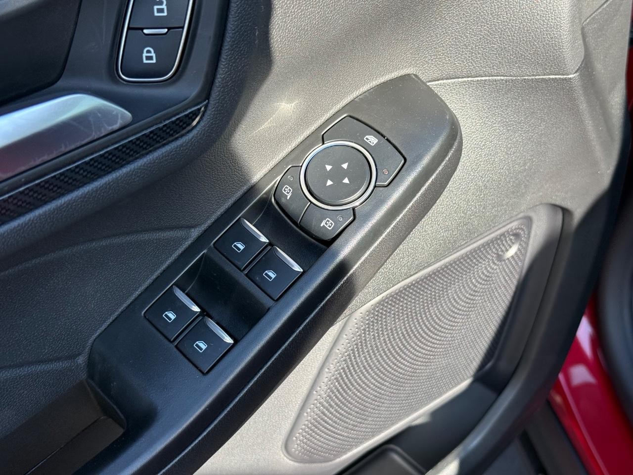 Ford Escape Vehicle Full-screen Gallery Image 13