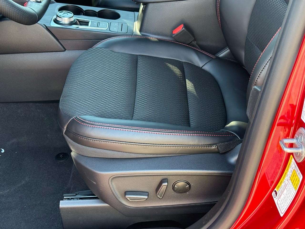 Ford Escape Vehicle Full-screen Gallery Image 14