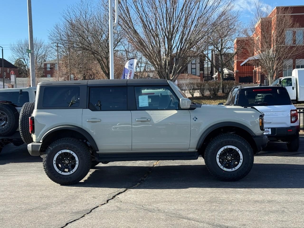 Ford Bronco Vehicle Full-screen Gallery Image 02