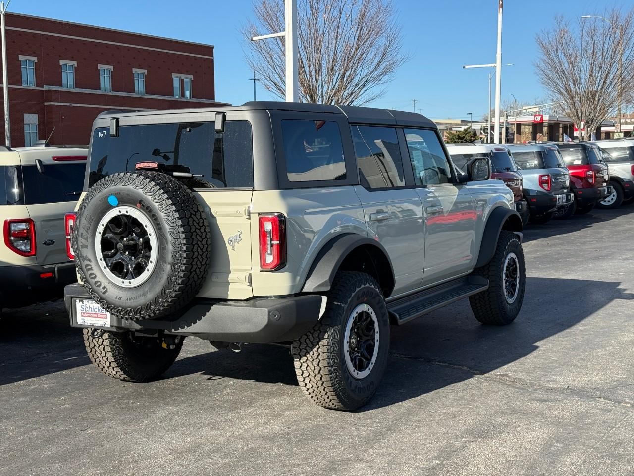 Ford Bronco Vehicle Full-screen Gallery Image 03