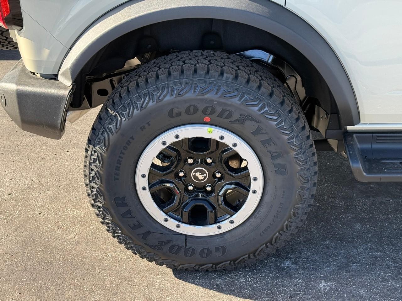 Ford Bronco Vehicle Full-screen Gallery Image 04