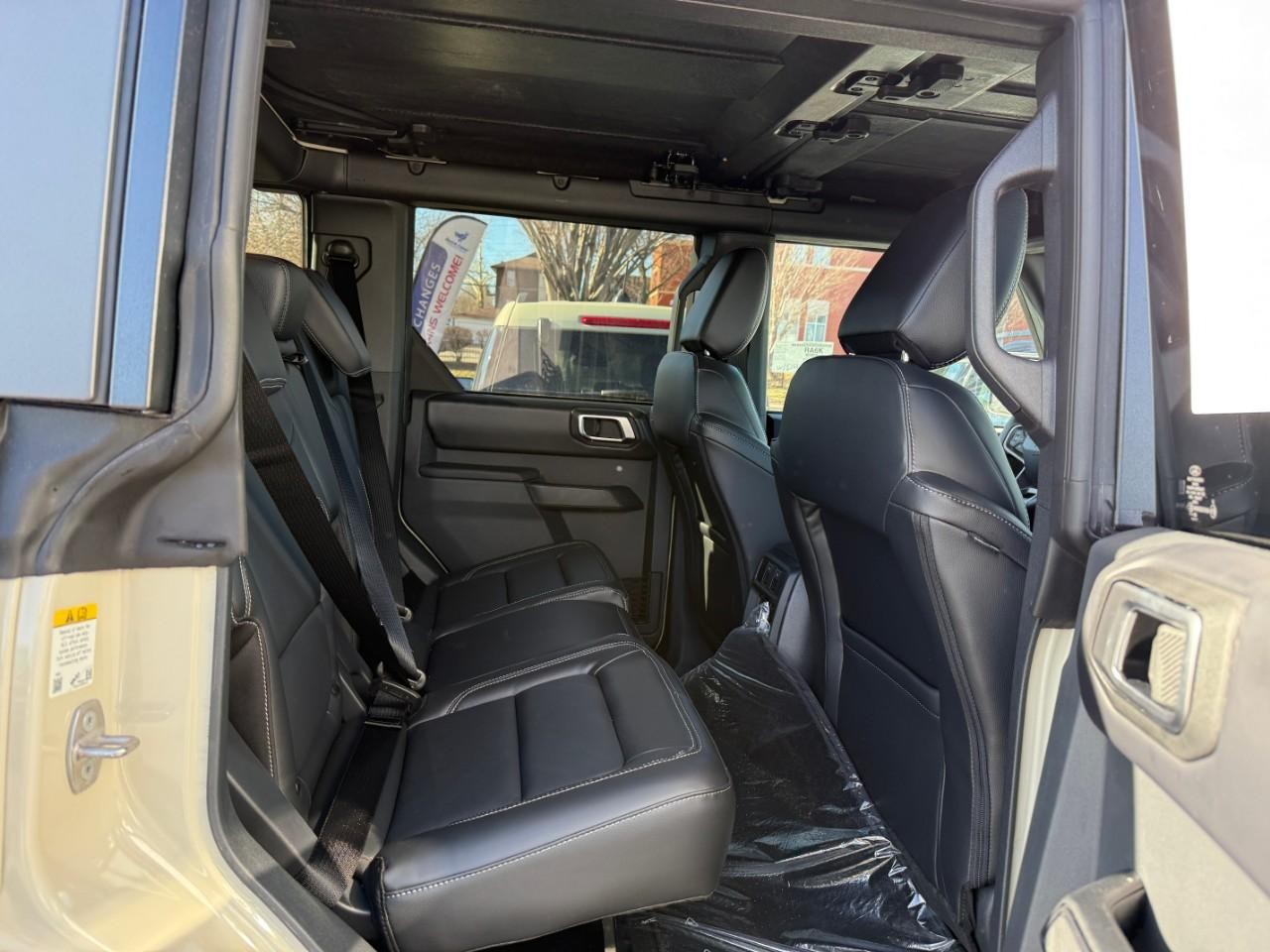 Ford Bronco Vehicle Full-screen Gallery Image 05