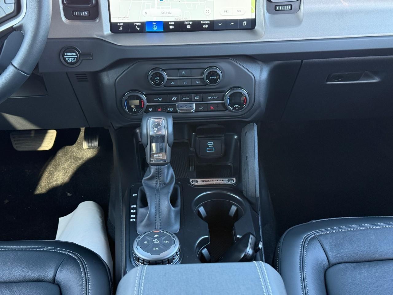 Ford Bronco Vehicle Full-screen Gallery Image 09