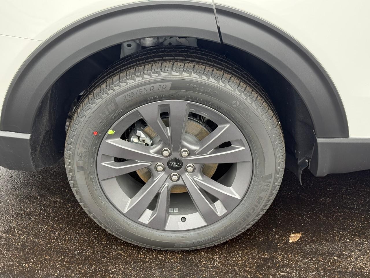 Ford Explorer Vehicle Full-screen Gallery Image 05