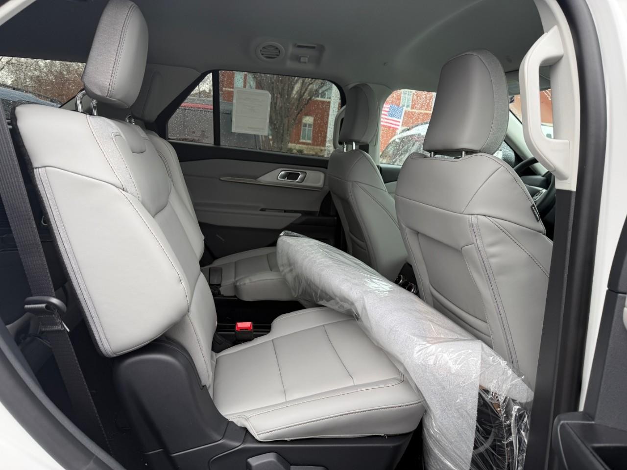 Ford Explorer Vehicle Full-screen Gallery Image 06